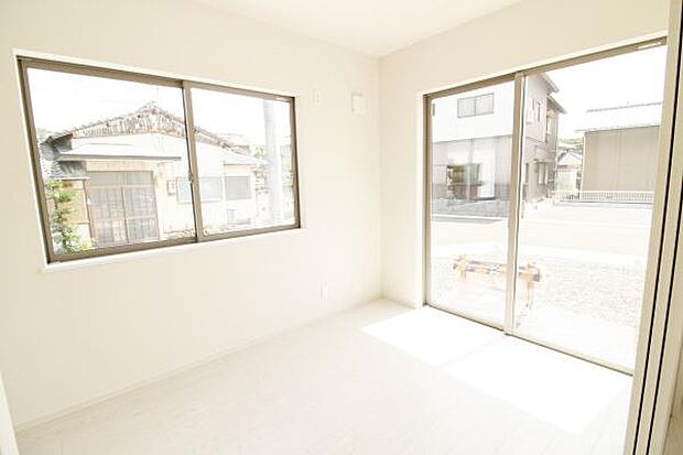 2面採光で明るい1階の洋室。フローリングなので、お掃除がしやすいです♪