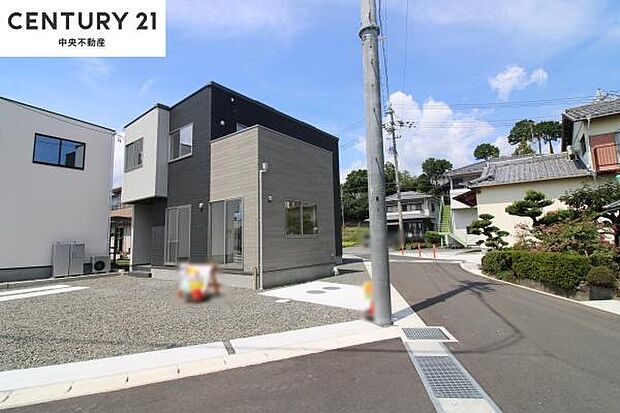 前面道路幅員6mで駐車楽々♪交通量も少なめ!