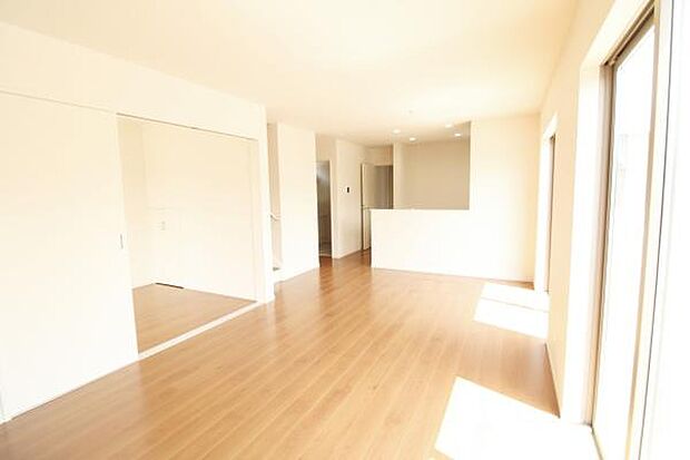 オープンカウンターで広がりと一体感のあるリビングダイニングキッチン。家事動線にこだわった間取りです。