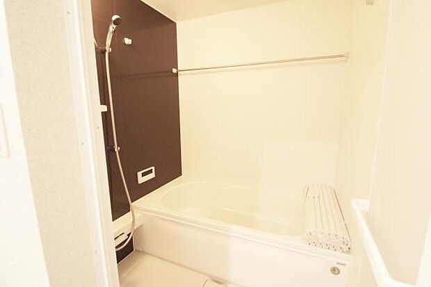 大人が足を伸ばしても入れる広々とした浴槽♪肩まで浸かって体全体をしっかり温められます。