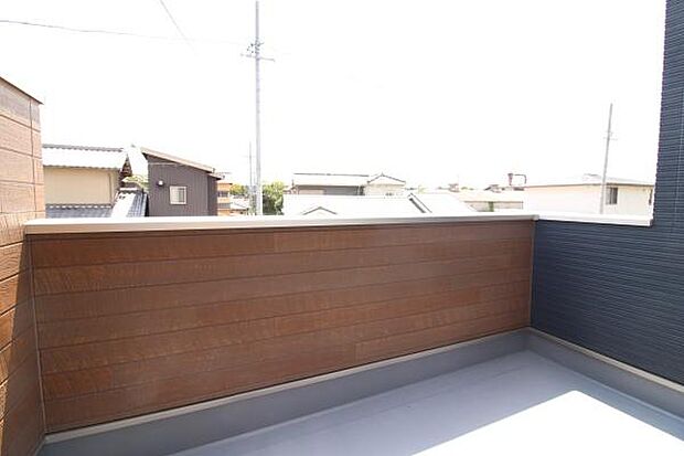 バルコニーへと直接出入りでき、リモートワークや家事の合間に、風に当たりながら手軽にリフレッシュしていただけます。洗濯物を干す⇒ＣＬへしまう洗濯動線も良好です。