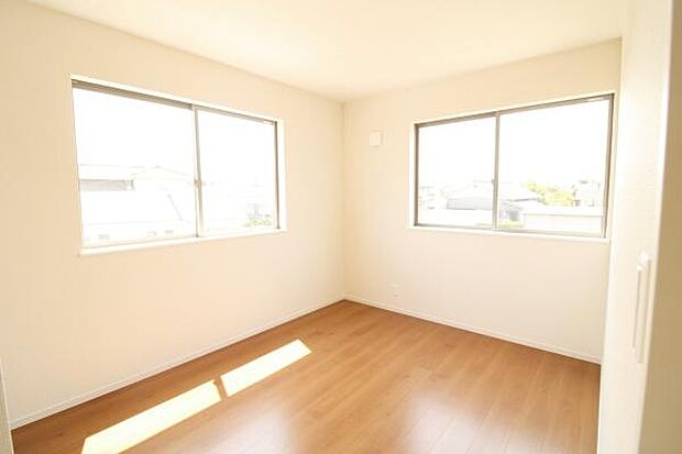 2面採光で明るい2階の洋室。フローリングなので、お掃除がしやすいです♪