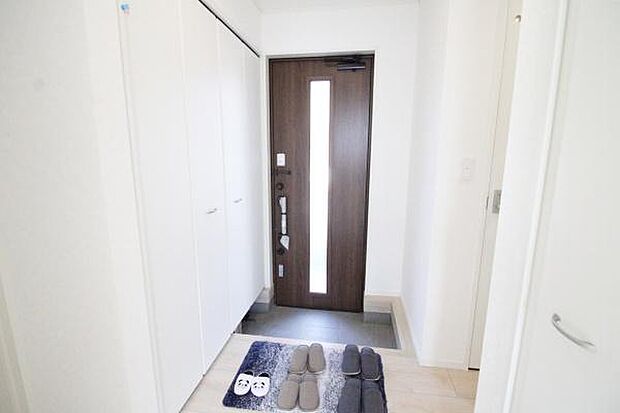 シューズボックスにはたくさんの靴が収納できるので玄関周りはいつもスッキリ！ご家族が増えても安心！