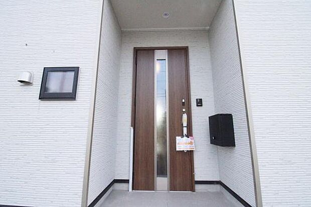 玄関ドアのスリッドラインから陽の光が入る明るいエントランス♪