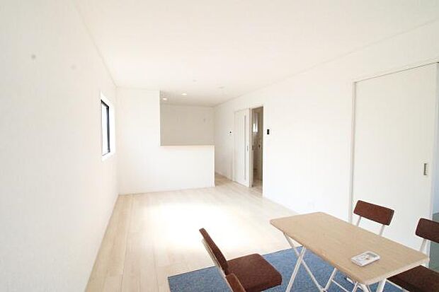 ナチュラルテイストの優しく柔らかい色使いのフローリングが素敵なリビング！インテリアを考えるのが楽しみですね♪