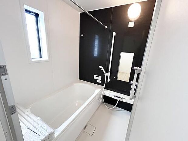 大人が足を伸ばしても入れる広々とした浴槽♪肩まで浸かって体全体をしっかり温められます。