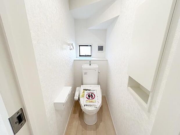 温水洗浄便座付きのトイレで、一年を通して快適にご利用できます。