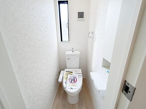 各階にシャワートイレを設置。シャワー洗浄機能付きで、お掃除もラクラクです。