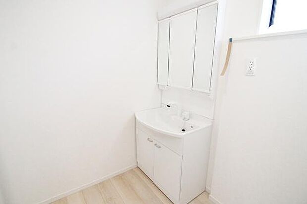 暮らしを快適に変えるシャワー付洗面化粧台♪ゆとりの洗面スペースで朝の身支度もスムーズに☆