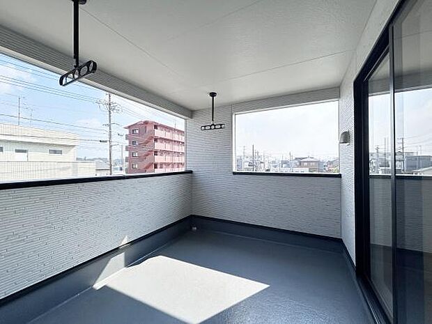 バルコニーへと直接出入りでき、リモートワークや家事の合間に、風に当たりながら手軽にリフレッシュしていただけます。洗濯物を干す⇒ＣＬへしまう洗濯動線も良好です。