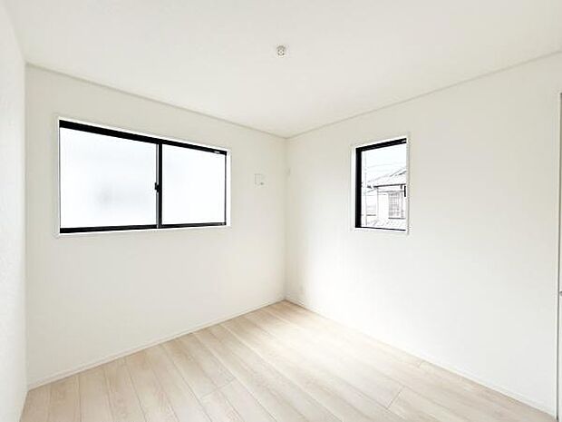 2面採光で明るい2階の洋室。フローリングなので、お掃除がしやすいです♪