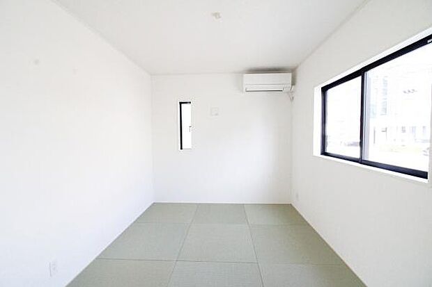 意外と場所をとるアイロンがけや、お洗濯物を畳むときにも広々と使うことができ、ちょっと一休みしたいとき、すぐに横になれるのも魅力です♪