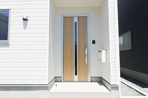 玄関ドアのスリッドラインから陽の光が入る明るいエントランス♪