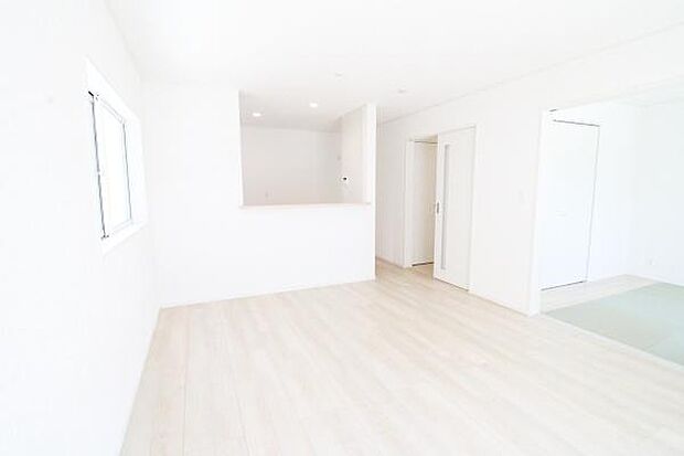 ナチュラルテイストの優しく柔らかい色使いのフローリングが素敵なリビング！インテリアを考えるのが楽しみですね♪