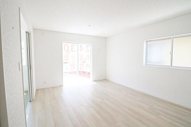 窓から陽差しが広がり、あたたかな空間が形づくられています。ご家族の笑顔集まる憩いの空間です( ＾＾ )