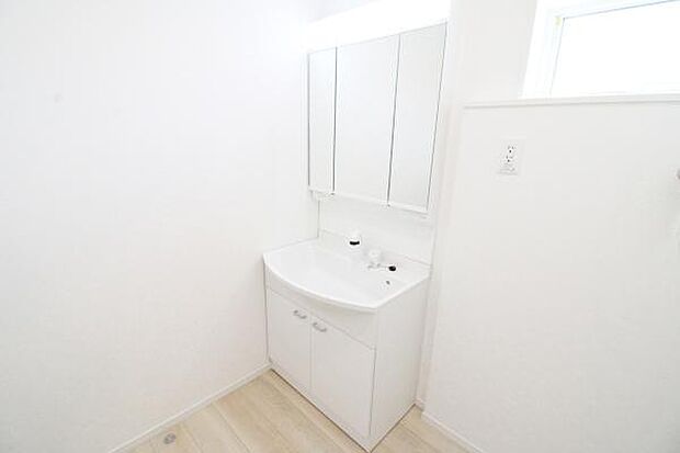 嬉しい三面鏡付き。朝の支度もストレスなくできますね♪収納力がポイントの洗面台！