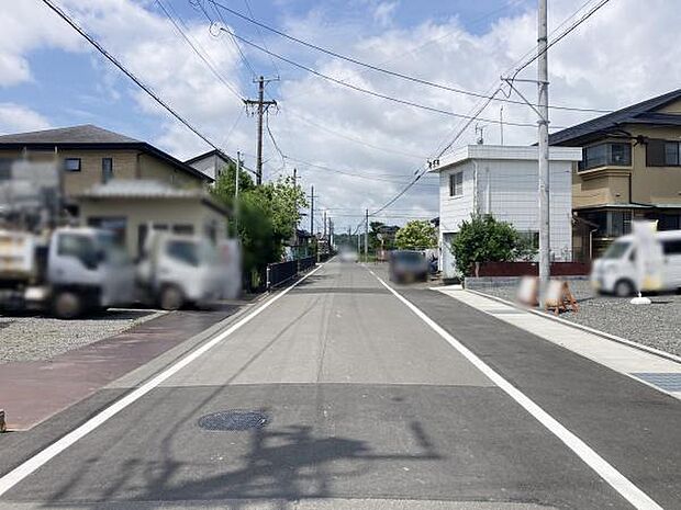 前面道路、南側から撮影の様子です！
