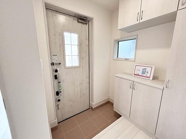 散らかりがちな玄関もスッキリの玄関収納付♪飾り棚としても演出できる靴箱で、お客様を心地よくお迎えできそうですね♪