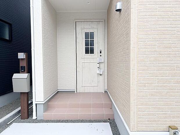 住まう人も来客も入った時にワクワクさせてくれるオシャレな玄関。明るい白を基調としたドア・外壁です♪