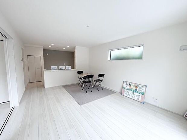 オープンカウンターで広がりと一体感のあるリビングダイニングキッチン。家事動線にこだわった間取りです。