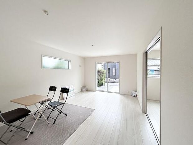 南面に広がるリビングです。キッチンからお子様の様子も確認しやすい間取りですね！