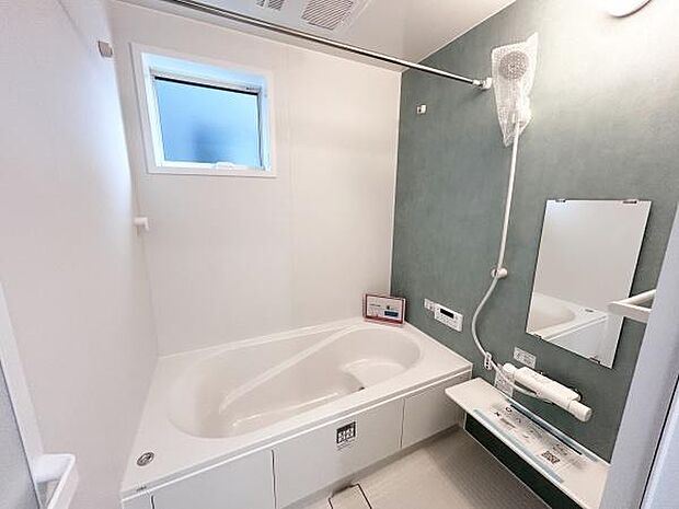 広々とした落ち着いた色合いの浴室は1日の疲れをスッキリと取ってくれる快適な空間です。