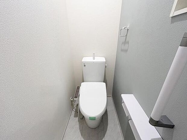 温水洗浄便座付きのトイレで、一年を通して快適にご利用できます。