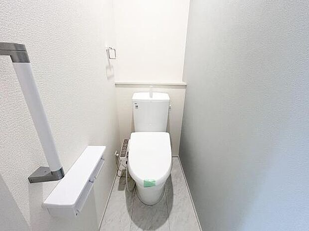2階にもトイレがあります。窓付きで換気対策もばっちり！