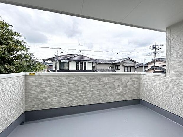雨の日でも安心のインナーバルコニー♪窓も汚れにくく、プライベート空間として使えます！
