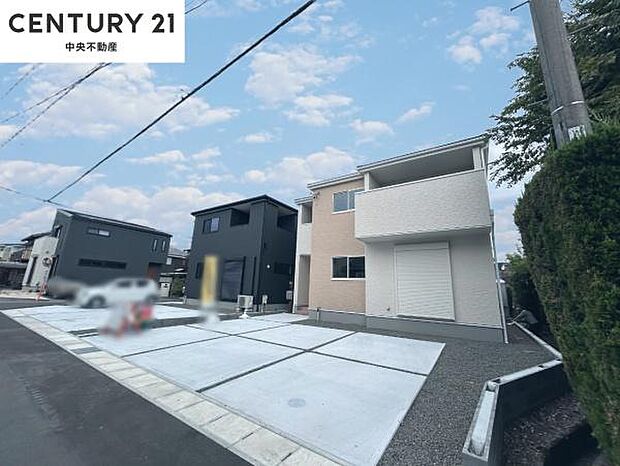 前面道路は舗装されており、駐車するにも安心の幅員です◎