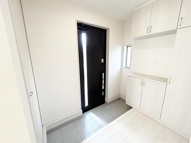 靴で溢れてしまうご家庭でも安心の大きさがあるシューズボックス♪飾り棚としても演出できる靴箱です◎