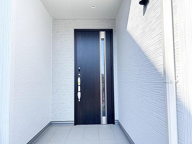 玄関ドアのスリッドラインから陽の光が入る明るいエントランス♪ＴＶモニター付インターホンでセキュリティ面にも配慮♪