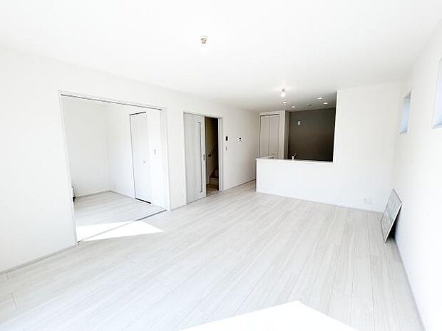 オープンカウンターで広がりと一体感のあるリビングダイニングキッチン。家事動線にこだわった間取りです。