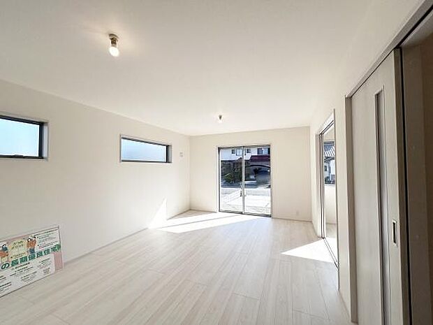 太陽の光が差し込むとっても明るいリビング！思わず微笑みたくなる居心地の良さ。