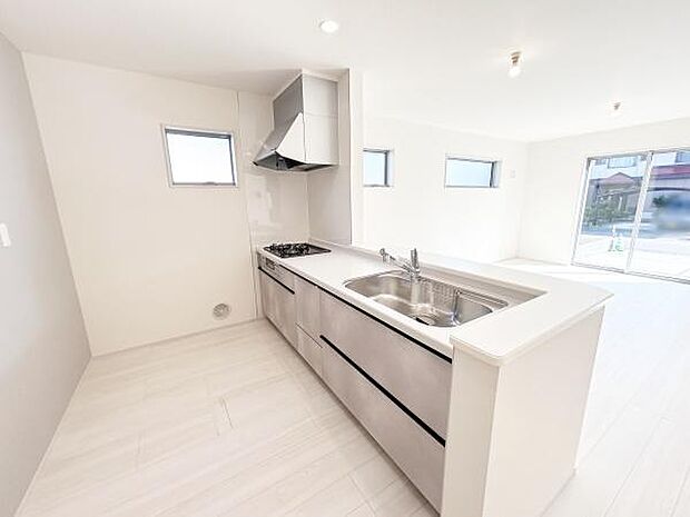 広いキッチンは料理がしやすく家族皆で、調理を楽しめます。ダイニングとリビングにいるご家族を、キッチンから見渡しやすいので、コミュニケーションも取りやすいです♪