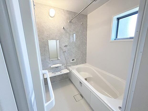 落ち着いた色合いの浴室！ハンガーポール付きです。シャンプーやボディソープを置くスペースも確保されています。