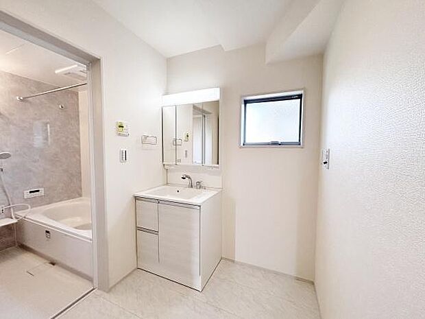 清潔感のある洗面ルーム。三面鏡裏に収納スペースがあり、衛生用品や掃除用品もスッキリ片付きます。