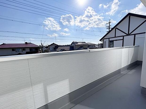 ワイドバルコニーあり☆2部屋から出入りが可能で、家族の布団や衣類星も楽に行えます♪