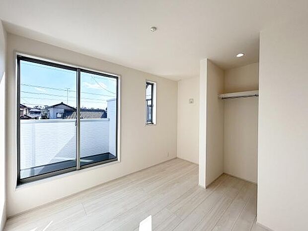 バルコニーに面した明るい洋室です♪洗濯物を取り込んでお部屋にあるクローゼットにすぐにしまえるので導線もばっちりですね☆