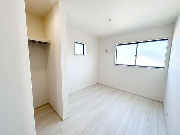 ウォークインクローゼット付きで生活スペースもスッキリできます。各居室にも収納がありますので、お子様の衣類やおもちゃなどもしっかり収納できます。