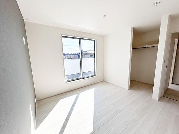 家具を配置しやすい広さとシンプルな内装、1人でほっとくつろげる落ち着きあるカラートーンのお部屋です。