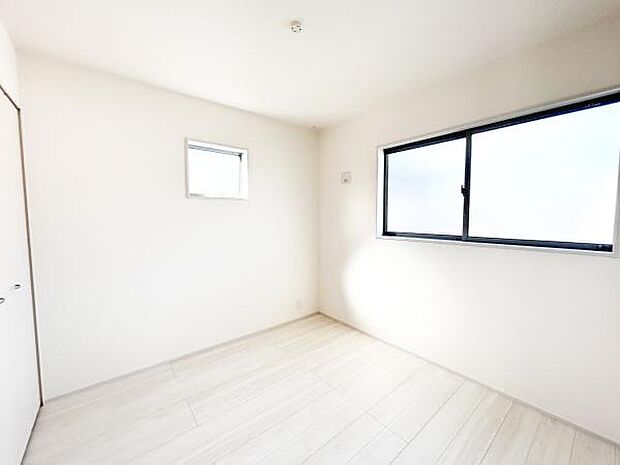 2面採光で明るい2階の洋室。フローリングなので、お掃除がしやすいです♪