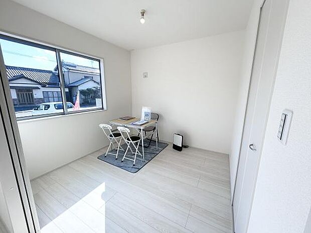 1F洋室は客間としても、お子様の遊び場としても、ご家庭に合わせて様々な用途でお使いいただけます。