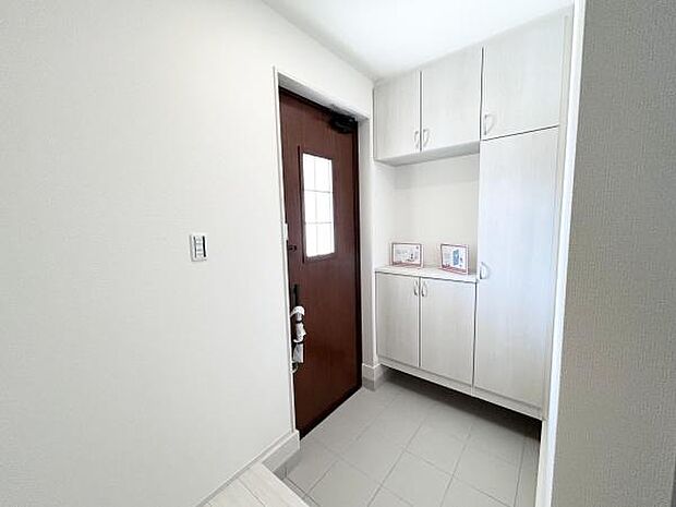 散らかりがちな玄関もスッキリの玄関収納付♪飾り棚としても演出できる靴箱で、お客様を心地よくお迎えできそうですね♪