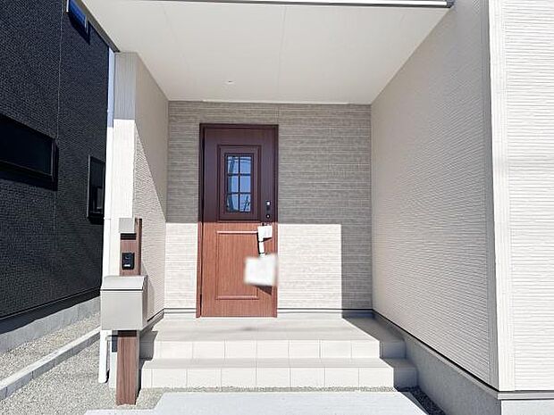 玄関ドアのスリッドラインから陽の光が入る明るいエントランス！ＴＶモニター付インターホンでセキュリティ面にも配慮♪