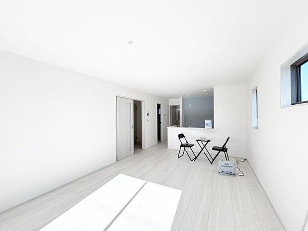 オープンカウンターで広がりと一体感のあるリビングダイニングキッチン。明るい日が差し込み、冬でもあたたかいリビング(^^)/