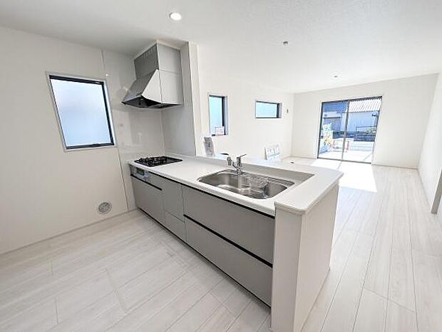 お料理を効率的に、楽しく！システムキッチン♪収納たっぷりなので調理器具や調味料も出し入れしやすいですね！