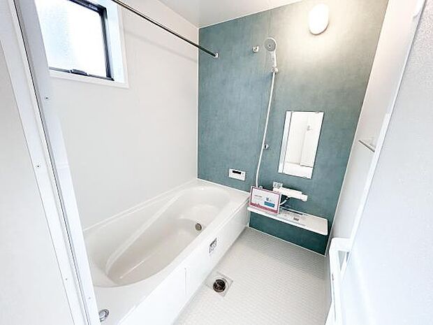 落ち着いた色合いの浴室！ハンガーポール付きです。シャンプーやボディソープを置くスペースも確保されています。