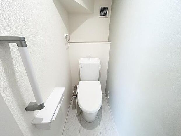 立ち座りが大変な方も安心な手すり付き！後方にあるちょっとしたスペースには、置物を置いたりトイレットペーパーのストックを置いたり、お好きにお使いいただけます(^_^)