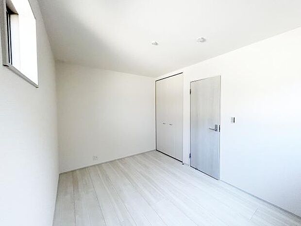 住まう方自身でカスタマイズして頂けるように「シンプル」にデザインされた室内。家具やレイアウトでお好みの空間を創り上げられます。